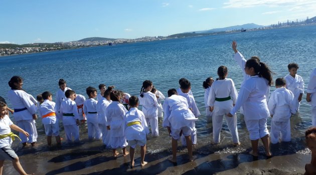 2. GELENEKSEL DENİZDE KARATE ANTRENMANI