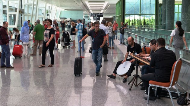 Adnan Menderes Havalimanında Sergi ve Müzik etkinliği