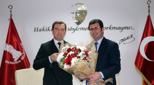 BERGAMA BELEDİYESİ’NDE DEVİR TESLİM TÖRENİ GERÇEKLEŞTİ