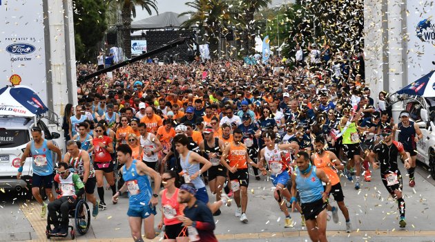 Binlerce İzmirli “koşamayanlar için” koştu