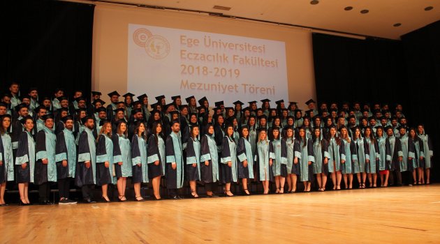 Ege Üniversitesinden 117 genç eczacı meslek hayatlarına uğurlandı