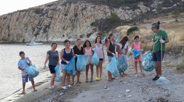 Foça'da Site sakinleri sahili temizledi!