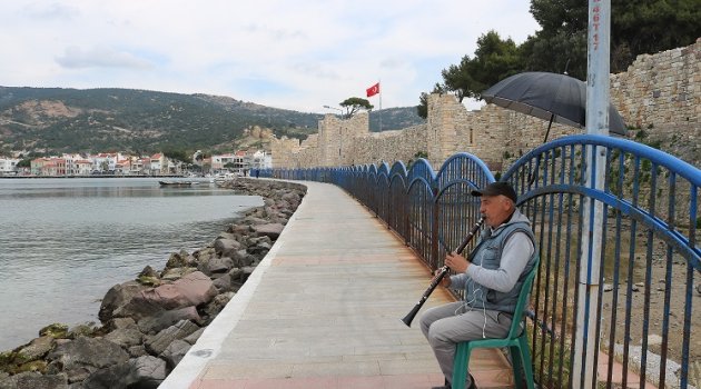 FOÇADA SOKAKLAR BOŞALDI ŞARKILAR BALIKLARA KALDI