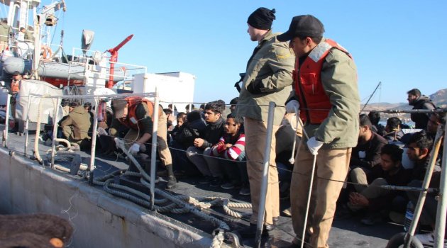 Foça'da Yelkenlide 115 Suriyeli kaçak yakalandı