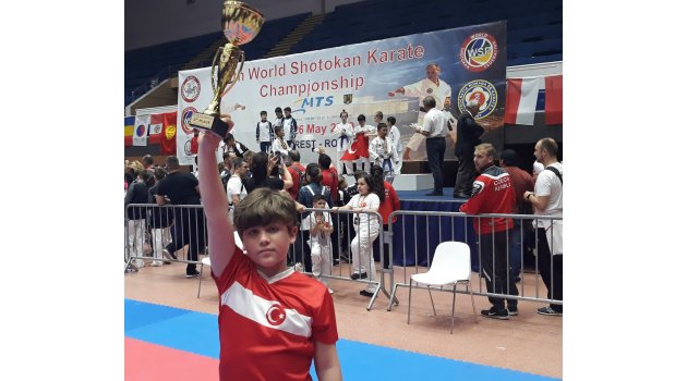 FOÇALI MİNİK KARATECİ BÖLGEDE YILIN SPORCUSU