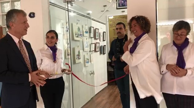 Foçalı sanatçıların sergisini Foça Kaymakamı Ali Çetin açtı.