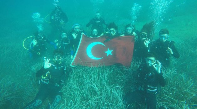 Gelişim Koleji Sualtı Kulübü Cumhuriyet Bayramını denizde kutladı
