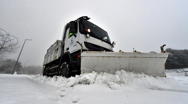 İzmir Büyükşehir Belediyesi ekipleri kapanan yolları trafiğe açtı