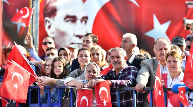 İzmir’de coşkulu Cumhuriyet Bayramı kutlaması