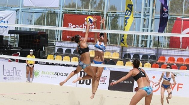 İzmir’de plaj voleybolu heyecanı başladı