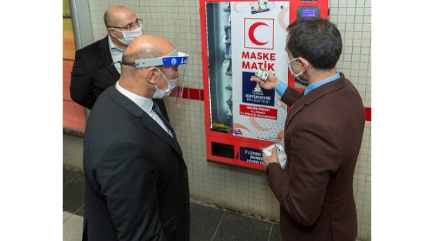 İzmir’in metro istasyonlarında maskematik dönemi