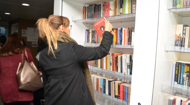 İzmir’in “yüzen kütüphanesi” açıldı