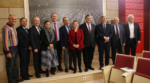 İzmir Milletvekilleri “İzmir Marşı”yla sahaya iniyor