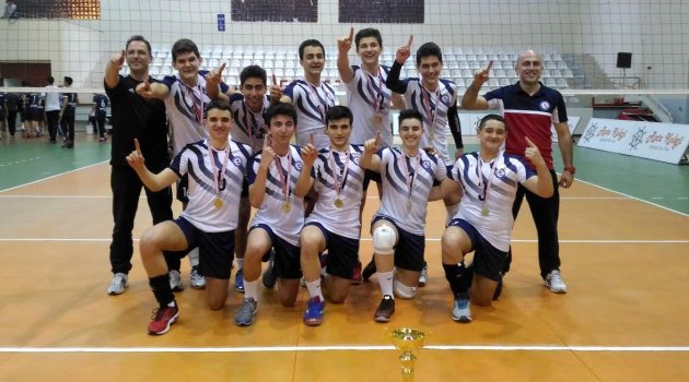 İzmir Üniversitesi Küçük Erkek Voleybol Takımı İzmir Şampiyonu