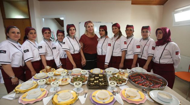 Karabağlar'da geleceğin aşçıları yetişiyor