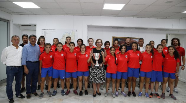 Konak’ın kızları kupa sevincini Pekdaş’la paylaştı