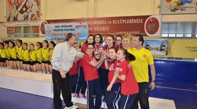 Küçük Kız Voleybol Takımımız Türkiye Üçüncüsü