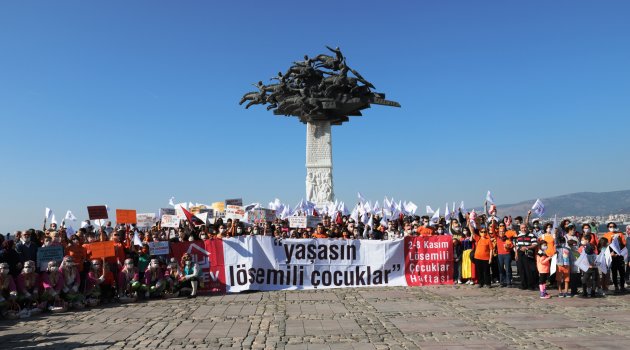 LÖSEVLİLERDEN İZMİR’DE BÜYÜK KORTEJ