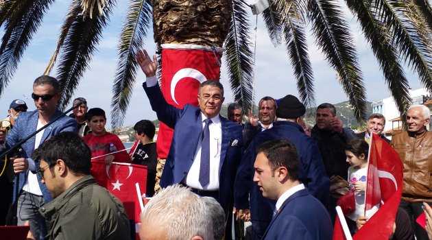MHP adayı Serdar Mersin Foça Belediye Meydanı'nda Foçalılara seslendi.