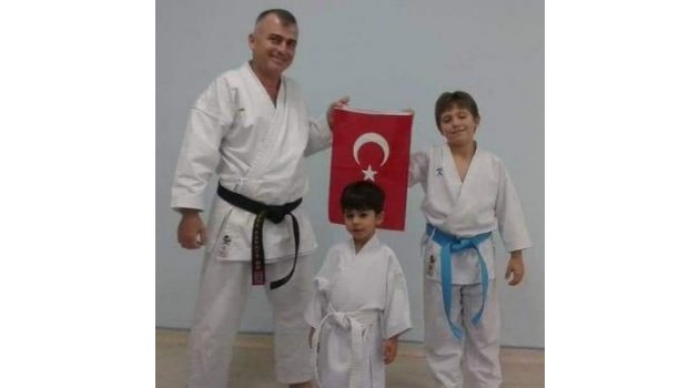      MİNİK KARDEŞLERİN BAYRAM SEVİNCİ