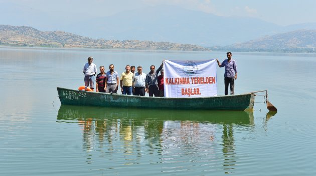 Mısır tarlasında balıkçı oldular