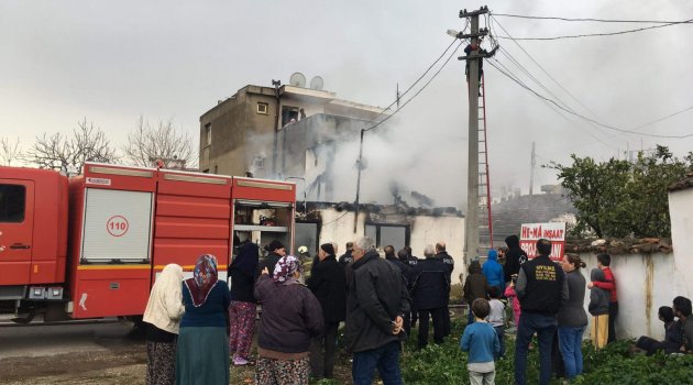 OTURDUĞU EVİ ATEŞE VERDİ