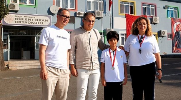 ŞAMPİYON SPORCUYA OKULDAN KUTLAMA