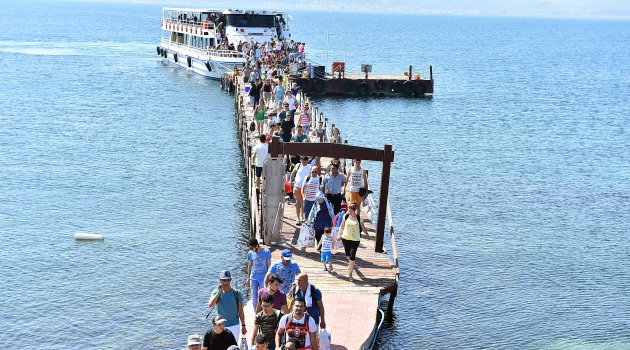 Sıcaktan bunalan İzmirliler Yassıcaada'ya koştu