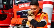 İzmirli itfaiyeci deprem bölgesinden gelen köpeğe yuvasını açtı 