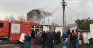 OTURDUĞU EVİ ATEŞE VERDİ